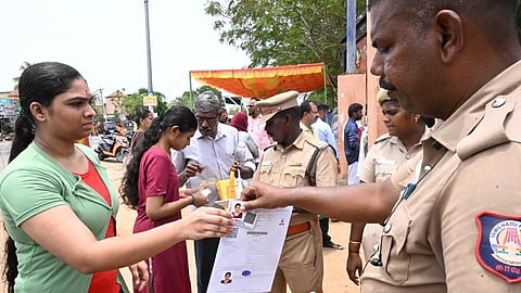 ராமநாதபுரம் நீட் தேர்வு மையத்தில் தேர்வெழுத வந்த மாணவி | கோப்புப் படம்