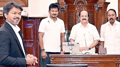 சட்டப்பேரவைத் தலைவராக தேர்ந்தெடுக்கப்பட்ட ஜே.சி.டி.பிரபாகரை, முதல்வர் விஜய் முன்னிலையில் பேரவைத் தலைவர் இருக்கையில், அவை முன்னவர் அமைச்சர் கே.ஏ.செங்கோட்டையன், எதிர்க்கட்சித் தலைவர் உதயநிதி ஆகியோர் அமர வைத்தனர்.