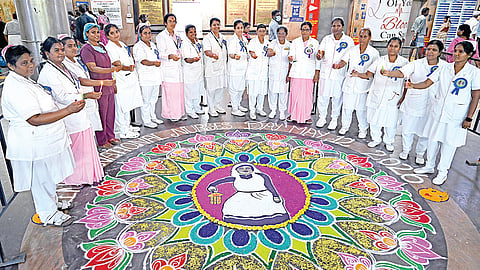 சென்னை ராஜீவ் காந்தி அரசு பொது மருத்துவமனையில் உலக செவிலியர் தினத்தை, பிளாரன்ஸ் நைட்டிங்கேல் கோலமிட்டு கொண்டாடிய செவிலியர்கள். | படம்; ம.பிரபு |