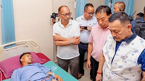 காங்போக்பியில் நடைபெற்ற தாக்குதலில், மூன்று தேவாலயத் தலைவர்கள் உயிரிழந்த நிலையில், மணிப்பூர் முதல்வர் மருத்துவமனைக்குச் சென்று காயமடைந்த உயிர் பிழைத்தவர்களைச் சந்தித்தார்.