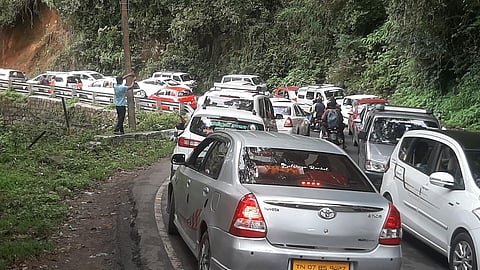 கொடைக்கானலில் போக்குவரத்து நெரிசல்: சாலையில் அணிவகுக்கும் வாகனங்களால் பாதியிலேயே திரும்பும் சுற்றுலா பயணிகள்