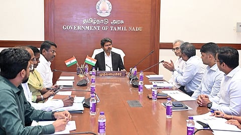 தலைமைச் செயலகத்தில் தொழில், வர்த்தகத் துறை செயல்பாடுகள் குறித்த ஆய்வுக் கூட்டம் முதல்வர் விஜய் தலைமையில் நேற்று நடந்தது. தலைமைச் செயலர் சாய்குமார், துறை செயலர் அருண் ராய், டிட்கோ மேலாண் இயக்குநர் சந்தீப் நந்தூரி, சிப்காட் மேலாண்மை இயக்குநர் செந்தில்ராஜ், தொழில் வழிகாட்டி நிறுவனத்தின் செயல் இயக்குநர் அலர்மேல்மங்கை உள்ளிட்டோர் பங்கேற்றனர்.