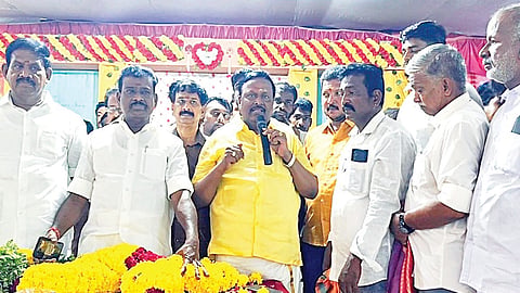 மன்னார்குடியில் தனது ஆதரவாளர்கள் மத்தியில் பேசிய எம்எல்ஏ எஸ்.காமராஜ்.