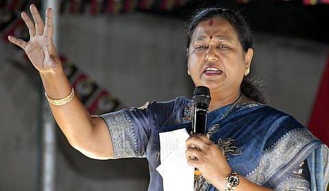 “முகத்தை மூடிக்கொண்டு வந்த நபர் யாரென்று தெளிவுபடுத்துக” - விஜய்க்கு பிரேமலதா வலியுறுத்தல்