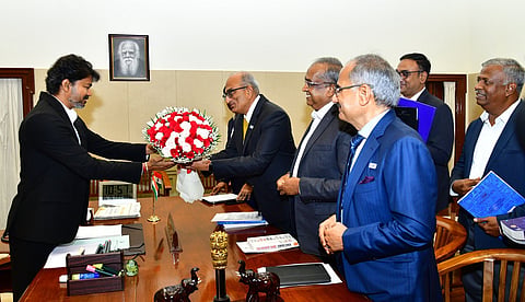 தமிழக முதல்​வர் விஜய்​யை, இந்​திய தொழில் கூட்​டமைப்​பின் (சிஐஐ) தென் மண்​டலத்தலை​வர் பி.ர​விந்​திரன், தமிழக தலை​வர் சி.தேவ​ராஜன், துணைத் தலை​வர் ஜெ.​முரு​கவேல், முன்​னாள் தலை​வர் எம்​.பொன்​னு​சாமி உள்​ளிட்ட நிர்​வாகி​கள் நேற்று சந்​தித்​தனர். 