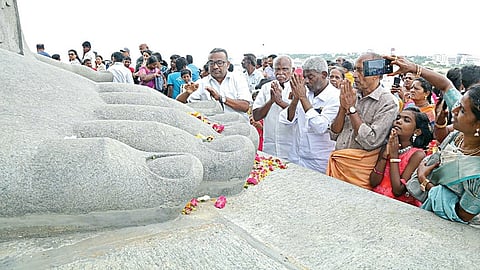மதுரையில் திருக்குறள் அரங்கேற்றப்பட்ட நாளை நினைவுகூரும் வகையில், கன்னியாகுமரி கடல் நடுவே உள்ள திருவள்ளுவர் சிலைக்கு நேற்று மலர்தூவி மரியாதை செலுத்திய தமிழ் அறிஞர்கள்.