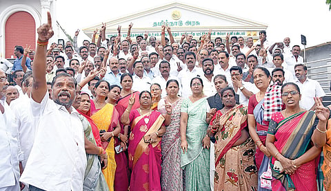 சேலம் அண்ணா பூங்கா அருகே முன்னாள் அமைச்சர்கள் எஸ்.பி.வேலுமணி, சி.வி.சண்முகம் உள்ளிட்டோருக்கு எதிராக கோஷம் எழுப்பிய அதிமுகவினர். | படம்: எஸ்.குரு பிரசாத் |