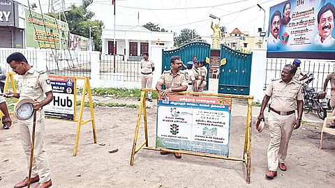 விழுப்புரத்தில் உள்ள அதிமுக அலுவலக நுழைவாயிலில் குவிக்கப்பட்டுள்ள போலீஸார்.               படம் - இரா.தினேஷ்குமார். 