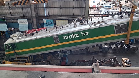 ஈரோடு மின்சார ரயில் பணிமனையில் 50 அடி உயரத்தில் இருந்து ரயில் இன்ஜின் விழுந்து விபத்து