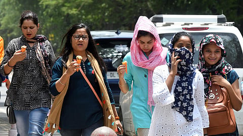 டெல்லியில் தகிக்கும் வெப்பம் - வட இந்தியாவில் வெப்ப அலை தீவிரம் அடைவதாக வானிலை ஆய்வு மையம் தகவல்