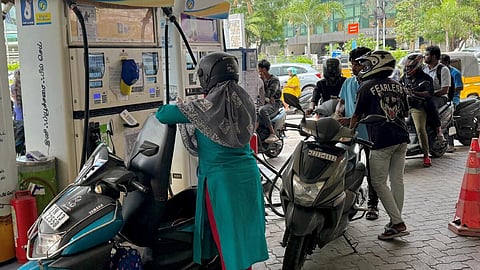 தமிழகம், புதுச்சேரியில் தேவையான எரிபொருள் கையிருப்பில் இருப்பதாக எண்ணெய் நிறுவனங்கள் தகவல்