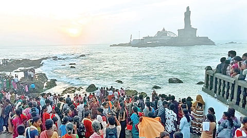 கன்னியாகுமரியில் ஞாயிற்றுக்கிழமையான நேற்று சூரிய உதயத்தை காண முக்கடல் சங்கமத்தில் குவிந்த சுற்றுலா பயணிகள்.