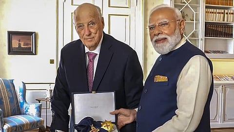 நார்வே மன்னரிடம் இருந்து விருதைப் பெறும் பிரதமர் மோடி