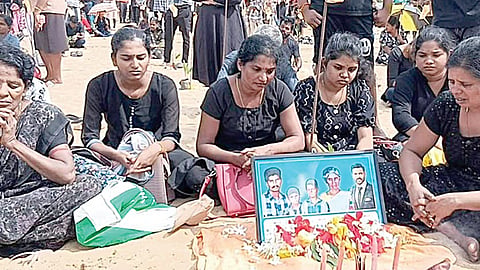 இலங்கை முள்ளிவாய்க்காலில் 17-ம் ஆண்டு நினைவு அஞ்சலி