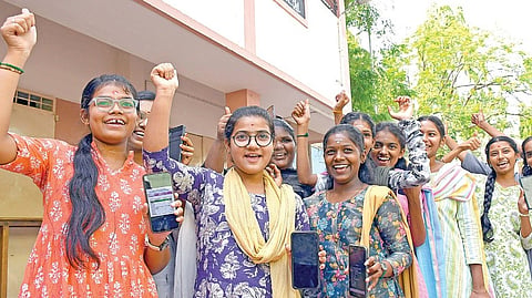 தமிழகத்தில் 10-ம் வகுப்பு பொதுத்தேர்வு முடிவுகள் நேற்று வெளியிடப்பட்டன. சேலம் குகை அரசு மகளிர் மேல்நிலைப் பள்ளியில் தாங்கள் தேர்ச்சியடைந்ததை அறிந்து உற்சாகமடைந்த மாணவிகள். படம்:எஸ்.குரு பிரசாத்