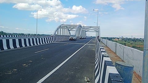 மதுரை - கொல்லம் நான்கு வழிச்சாலையில் ராஜபாளையம் பகுதியில் அமைக்கப்பட்ட ரயில்வே மேம்பாலம் வழியாக செல்லும் வாகனங்கள்.