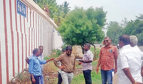 திருப்பராய்த்துறை பகுதியில் நேற்று ஆய்வு செய்த தேசிய நெடுஞ்சாலை ஆணைய திட்ட இயக்குநர் அருண் பிரசாத். 