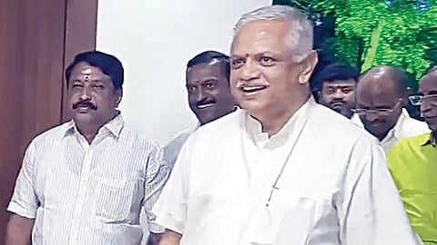 கோவையில் பாஜக மாநில மையக்குழு கூட்டத்துக்கு வந்த தேசிய அமைப்பு பொதுச் செயலாளர் பி.எல்.சந்தோஷ், மாநில தலைவர் நயினார் நாகேந்திரன் உள்ளிட்டோர்.