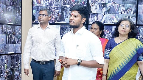 இந்து சமய அறநிலையத்துறை அமைச்சர் சீ.ரமேஷ் நேற்று சென்னை நுங்கம்பாக்கம் ஆணையர் அலுவலகத்தில் உள்ள கட்டுப்பாட்டு அறையை பார்வையிட்டார். உடன் சுற்றுலா பண்பாடு மற்றும் அறநிலையங்கள் துறை முதன்மைச் செயலாளர் ஸ்வர்ணா, இந்து சமய அறநிலையத்துறை ஆணையர் பி.என்.ஸ்ரீதர் உள்ளனர்.