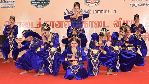 கொடைக்கானலில் ஆட்டம் பாட்டத்துடன் ‘கோடை விழா’ தொடக்கம் - சுற்றுலாப் பயணிகள் கொண்டாட்டம்