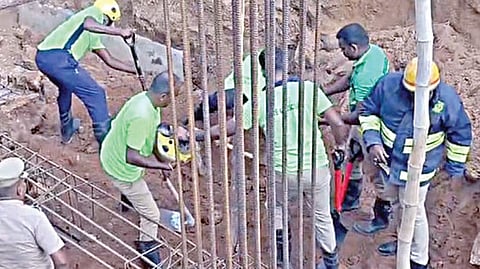 மண்​ணுக்​குள் புதைந்து உயி​ரிழந்த இரு பெண் தொழிலா​ளி​களின் உடல்​களை மீட்​கும் பணி​யில் ஈடு​பட்ட போலீ​ஸார்​, தீயணைப்​பு வீரர்​கள்​.