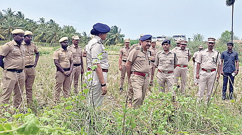 கண்ணம்பாளையம் பகுதியில் சிறுமி உடல் கைப்பற்றப்பட்ட இடத்தை பார்வையிட்ட டிஜிபி  சந்தீப் ராய் ரத்தோர், ஏடிஜிபி மகேஷ்வர் தயாள் உள்ளிட்டோர். படம்: ஜெ.மனோகரன்