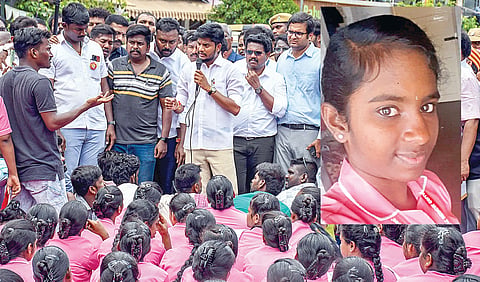 திருச்சி அரசு மருத்துவமனை முன்பு நேற்று போராட்டத்தில் ஈடுபட்டவர்களிடம் பேச்சுவார்த்தை நடத்திய அமைச்சர் எஸ்.ரமேஷ். உடன் சட்டப்பேரவை துணைத் தலைவர் எம்.ரவிசங்கர், ஆட்சியர் உள்ளிட்ட அதிகாரிகள். (உள்படம்) உயிரிழந்த சீதாலட்சுமி.படம்: ர.செல்வமுத்துகுமார்