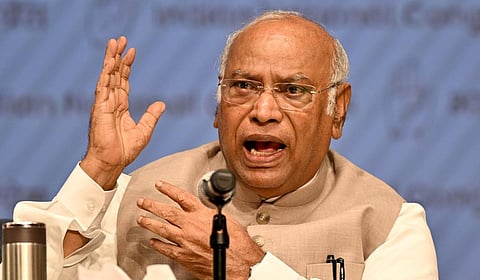 ‘பெட்ரோல், டீசல் விலை உயர்வால் யாருக்கெல்லாம் பலன்?’ - மோடிக்கு கார்கே கேள்வி