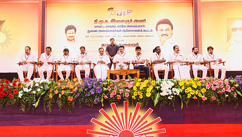திமுக இளைஞர் அணி மாவட்ட, மாநகர அமைப்பாளர்கள் ஆலோசனைக் கூட்டம் சென்னை தேனாம்பேட்டையில் உள்ள அண்ணா அறிவாலயத்தில் நேற்று நடைபெற்றது. இதில் கட்சியின் தலைவர் மு.க.ஸ்டாலின், இளைஞர் அணி செயலாளர் உதயநிதி உள்ளிட்டோர் கலந்து கொண்டனர்.