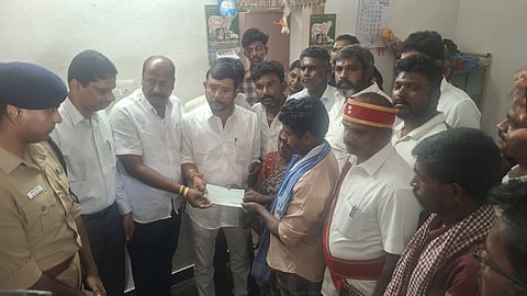பாதிக்க்கப்பட்ட குடும்பத்தினருக்கு நிதியுதவி வழங்கிய அமைச்சர்கள்