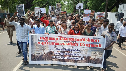 வேலை வாய்ப்பை வலியுறுத்தி மதுரையில் ‘காக்ரோச்’ இயக்க இளைஞர்கள் பேரணி