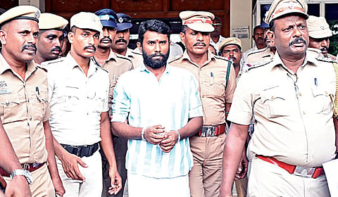 வேடநத்தம் மாணவி கொலை வழக்கில் குற்றவாளி தர்ம முனீஸ்வரனுக்கு நேற்று இரட்டை தூக்கு தண்டனை விதிக்கப்பட்டது. இதையடுத்து, தூத்துக்குடி போக்சோ நீதிமன்றத்தில் இருந்து அவரை போலீஸார் பலத்த பாதுகாப்புடன் அழைத்துச் சென்றனர்.படம்: என்.ராஜேஷ்.