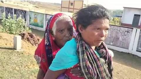 வங்கியில் ஓய்வூதியம் பெற 9 கி.மீ தூரம் 90 வயது மாமியாரை சுமந்து சென்ற மருமகள்