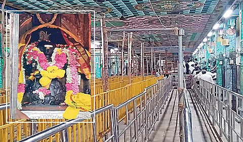 குருப்பெயர்ச்சியை முன்னிட்டு, கோயில் வளாகத்தில் பக்தர்கள் வரிசையாக செல்வதற்காக அமைக்கப்பட்டுள்ள தடுப்புகள். (உள்படம்) குரு பகவான்.