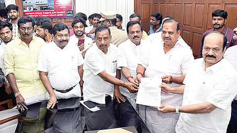 சென்னை தலைமைச் செயலகத்தில் பேரவைத் தலைவர் ஜே.சி.டி பிரபாகரை, பழனிசாமியின் ஆதரவு சட்டமன்ற உறுப்பினர்கள் அக்ரி கிருஷ்ணமூர்த்தி, ஓ.எஸ்.மணியன், இன்பதுரை எம்.பி உள்ளிட்டோர் சந்தித்து, அதிமுகவில் இருந்து விலகிய எம்எல்ஏக்களின் ராஜினாமாவை ஏற்றுக்கொள்ளக் கூடாது என வலியுறுத்தி கடிதம் வழங்கினர்.