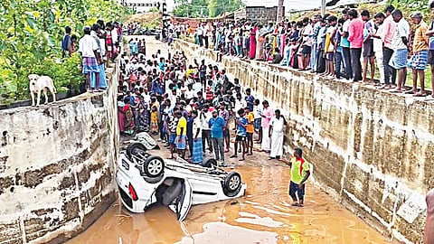 ரயில்வே சுரங்கப்பாதையில் தேங்கிய மழைநீரில் மூழ்கி விபத்துக்குள்ளான கார்.
