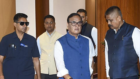 அசாம் சட்டப்பேரவைக்கு வருகை தந்த முதல்வர் ஹிமந்த பிஸ்வ சர்மா