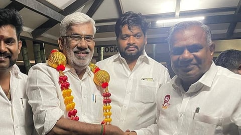 அமைச்சர் ஆனந்த் உடன் வெல்லமண்டி நடராஜன்