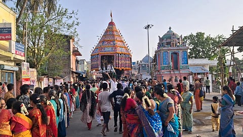 திருநள்ளாறில் பிரம்மோற்சவ விழா தேரோட்டம்: தர்பாரண்யேஸ்வரர் கோயிலில் பக்தர்கள் திரண்டனர் 