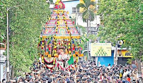 வடபழனி கோயி​லில் வைகாசி விசாக தேரோட்டம் - ‘அரோக​ரா’ முழக்​கத்​துடன் வடம் பிடித்து இழுத்த பக்தர்கள்