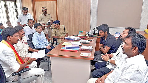திருச்செந்தூரில் நடைபெறவுள்ள வைகாசி விசாகத் திருவிழா ஏற்பாடுகள் குறித்து அமைச்சர்கள் ரமேஷ், ஸ்ரீநாத், மதன்ராஜா ஆகியோர் அதிகாரிகளுடன் ஆலோசனை நடத்தினர்.
