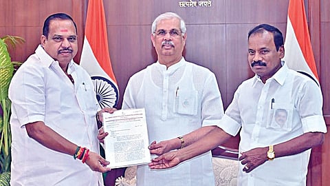மக்கள் மாளிகையில் ஆளுநர் ஆர்.வி.அர்லேகரை அதிமுக முன்னாள் அமைச்சர் அக்ரி கிருஷ்ணமூர்த்தி, எம்.பி. தனபால் ஆகியோர் நேற்று சந்தித்து, கட்சியின் பொதுச் செயலாளர் பழனிசாமி எழுதிய கோரிக்கை மனுவை வழங்கினர்.