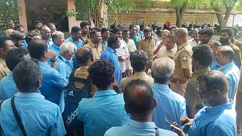 நடவடிக்கை கோரி ஓட்டுநர், நடத்துநர்கள் போராட்டம்