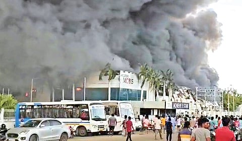 ஸ்ரீபெரும்புதூர் இருங்காட்டுக் கோட்டை சிப்காட்டில் உள்ள ஹூண்டாய் மொபிஸ் தொழிற்சாலையில் ஏற்பட்ட தீ விபத்தில் எழுந்த கரும்புகை.