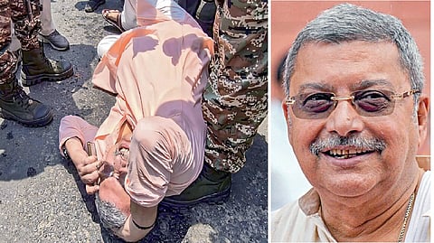கல்வீச்சு தாக்குதலில் சாலையில் சரிந்து விழுந்த திரிணமூல் எம்பி கல்யாண் பானர்ஜி. படம்: பிடிஐ
