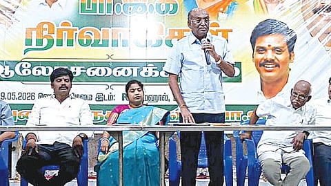 மதுரையில் நடந்த ஆய்வுக் கூட்டத்தில் பேசிய முன்னாள் எம்.பி. கார்வேந்தன். அருகில்  மாநிலச் செயலாளர் மீனாட்சி உள்ளிட்ட நிர்வாகிகள் உள்ளனர்.  