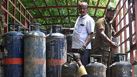 வணிக பயன்பாட்டு சிலிண்டர் விலை ரூ.42 உயர்வு:  ஜெட் எரிபொருள் விலை 27% குறைப்பு