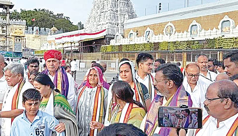 நாடளுமன்ற நிலைக்​குழு​வினருடன் விடுதலை சிறுத்தைகள் கட்சித் தலைவர் திருமாவளவன் திருப்பதியில் நேற்று சுவாமி தரிசனம் செய்தார்.