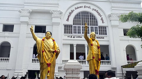 ‘மெர்சல்’ ரிலீஸுக்காக பழனிசாமி இல்லத்துக்கு ஊர்ந்து வந்தவர் விஜய்: தவெகவுக்கு அதிமுக பதிலடி