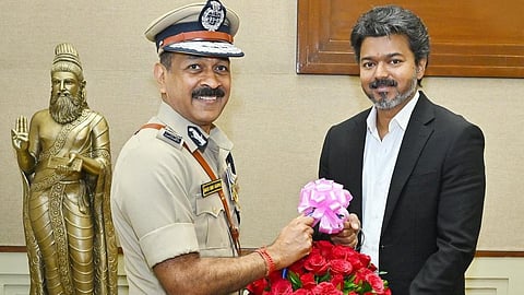 டிஜிபியாக பொறுப்பேற்ற மகேஷ் குமார் அகர்வால், முதல்வர் விஜய்யை சந்தித்து வாழ்த்து பெற்றார். 